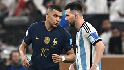 Le Français Kylian Mbappé et l'Argentin Lionel Messi lors de la finale de la Coupe du monde au Qatar, le 18 décembre 2022. (ANNE-CHRISTINE POUJOULAT / AFP)