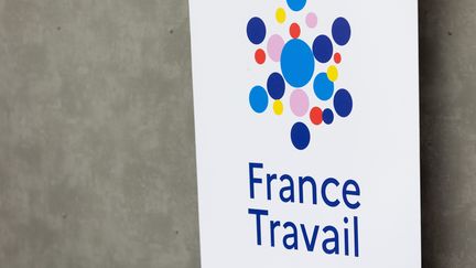 Le logo de France travail lors d'une opération de job dating, le 20 juin 2024. (ROM?O BOETZL? / MAXPPP)