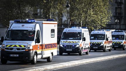 Un convoi d'ambulance dans les rues de Paris, vendredi 10 avril 2020. (STEPHANE DE SAKUTIN / AFP)