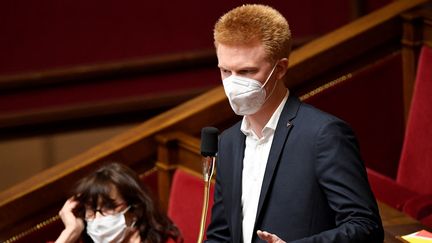 &nbsp;Adrien Quatennens, député La France Insoumise avec un masque FFP2 à l'Assemblée nationale à Paris, le 26 janvier 2021.&nbsp; (BERTRAND GUAY / AFP)