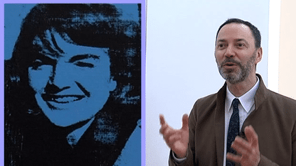 Guy Tossato, le conservateur du musée de Grenoble devant le portrait de Jackie Kennedy par Warhol
 (Capture d&#039;image France3/Culturebox)