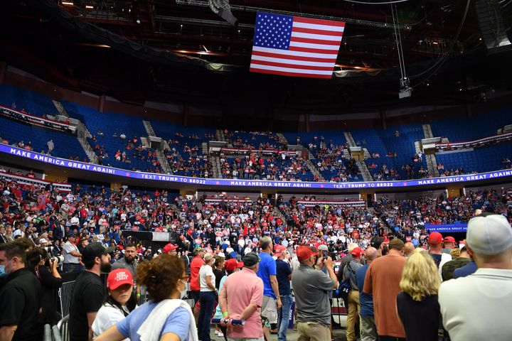 Des supporters du&nbsp;président américain Donald Trump lors d'un meeting le 20 juin 2020 à Tulsa.&nbsp; (NICHOLAS KAMM / AFP)