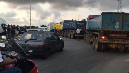 Un barrage bloque un accès sur une route de Guyane. (GUYANE 1ERE)