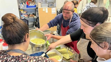 Lasagnes aux courgettes au menu de l'atelier de cuisine dispensé par l'association Bon et rebond à Rambouillet (Yvelines), jeudi 29 septembre 2022. (WILLY MOREAU / RADIO FRANCE)