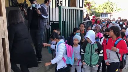 Une rentrée pleine d'interrogations. Sur l'ile de La Réunion, les élèves ont repris les cours lundi 17 août, mais pas tous. Dans 25 écoles de Saint-Denis, la rentrée des classes est reportée pour cause de Covid-19. (France 2)