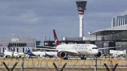 Un Airbus A350-1000 à l'aéroport de Londres Heathrow, le 24 août 2022, au Royaume-Uni. (NICOLAS ECONOMOU / NURPHOTO / AFP)