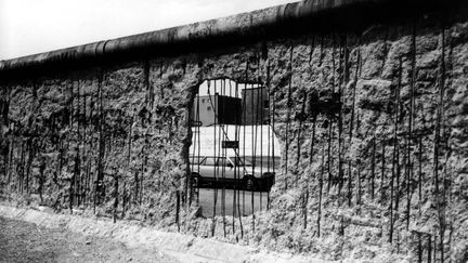 Le Cubain José A. Figueroa a photographié le mur de Berlin du côté est, entre mai et juillet 1990, après sa chute. Il a travaillé avec un appareil compact de touriste amateur (à la Casa de América). Ici, José A. Figueroa, De la serie "Und Jetz?", Berlin Est, juin 1990 
 (José A. Figueroa)