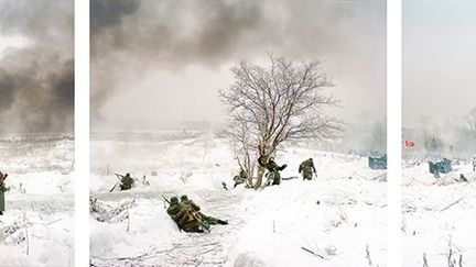 En 2015, «Reconstruction» présente le travail d’Alexander Gronsky: une série de triptyques, constitués de photos qui ont pour thème des reconstitutions des grandes batailles de l’Histoire russe (Seconde guerre mondiale, Afghanistan…). Le photographe a remporté de nombreux prix comme le Prix Aperture Portfolio en 2009, Prix Foam Paul Huf en 2010 et World Press Photo 2012. (Alexander Gronsky/Polka Galerie)