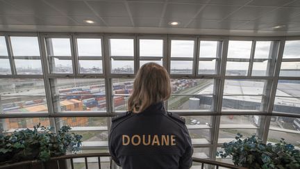 Image d'illustration d'une agent des douanes néerlandaise devant le port de Rotterdam (Pays-Bas), le 3 novembre 2022. (SIMON WOHLFAHRT / AFP)