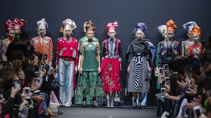 Originaire de Bombay, le styliste qui est sorti de l'école de mode de Delhi en 1994 a créé sa marque 3 ans plus tard. Repéré par des boutiques pointues à Paris et à Londres, il se lance alors sur le marché européen.
 (Manish Arora)