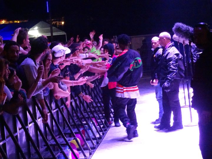 Joey Badass serre encore les mains des premiers rangs, 10 mn après la fin de son concert à Rock en Seine 2014.
 (Laure Narlian/Culturebox)