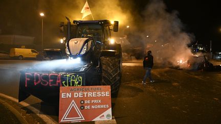 Une manifestation des agriculteurs au rond-point de l'entrée de la ville de Baugé-en-Anjou (Maine-et-Loire), le 24 janvier 2024. (JOSSELIN CLAIR / MAXPPP)