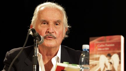 L'&eacute;crivain mexicain Carlos Fuentes pr&eacute;sente son livre "Adan en Eden" &agrave; la foire du livre de Santiago (Chili), le 14 novembre 2009. (FELILPE ZANCA / DPA)