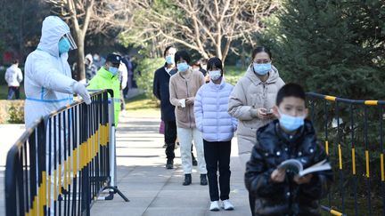 Des habitants de Xi'an attendent pour se faire tester, mardi 21 décembre. (SHAO RUI / XINHUA)