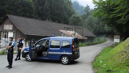 Des gendarmes &agrave; Chevaline (Haute-Savoie), le 5 septembre 2012. (JEAN-PIERRE CLATOT / AFP)