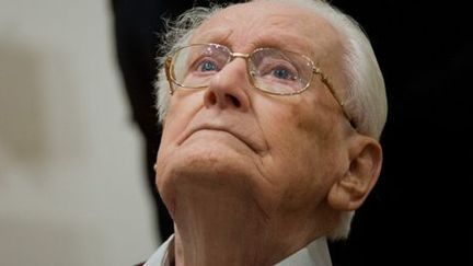 Oskar Gröning dans la salle du tribunal à Lunebourg le 23 avril 2015. Cet ancien SS, comptable dans le camp d'extermination d'Auschwitz, encourt trois à 15 ans de prison pour «complicité de 300.000 meurtres aggravés» (JULIAN STRATENSCHULTE / DPA / DPA PICTURE-ALLIANCE/AFP )