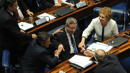 Les sénateurs d'opposition se félicitent du vote en faveur de l'organisation&nbsp;d'un procès en destitution de la présidente Dilma Rousseff, mercredi 10 août 2016 à Brasilia (Brésil). (ANDRESSA ANHOLETE / AFP)