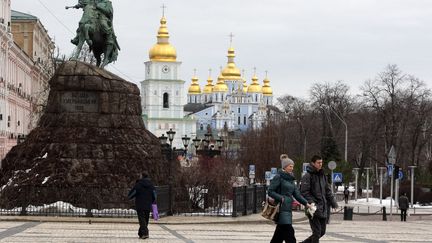 Des passants dans les rues de Kiev&nbsp;(Ukraine), le 8 février 2022.&nbsp; (NURPHOTO / AFP)