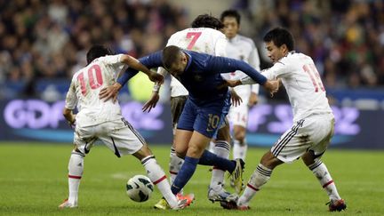 Karim Benzema empêtré dans la défense japonaise