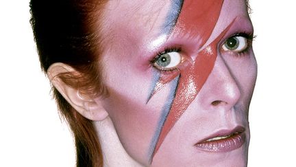 Le fameux visage de Bowie zébré d'un éclair de la pochette d'Aladdin Sane.
 (Brian Duffy  / « Bowie par Duffy – Cinq séances photo 1972-1980 de Kevin Cann et Chris Duffy est édité par Éditions Glénat.)