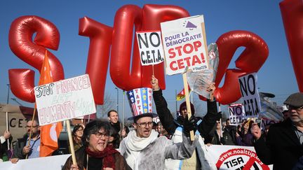 Manifestation contre le traité CETA en février 2017 lors du vote au parlement européen à Strasbourg.&nbsp; (PATRICK HERTZOG / AFP)