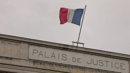 Les conflits de voisinage encombrent les tribunaux français. S'il n'existe aucun chiffre officiel, un quart des propriétaires se disent en conflit avec leurs voisins, selon une étude.