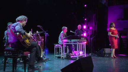 L'organiste Rhoda Scott, entourée de ses musiciens pendant un concert. (France 3 Poitiers)