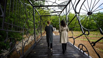 La nouvelle oeuvre en fer forgé du chanteur américain Bob Dylan intitulée "Rail Car" installée dans les vignes du Château La Coste. (CLEMENT MAHOUDEAU / AFP)