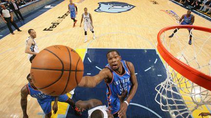 Kevin Durant sous le panier (JOE MURPHY / NBAE / GETTY IMAGES)