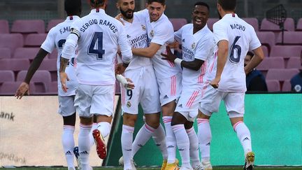 Les Madrilènes célèbrent l'ouverture du score de Federico Valverde. (LLUIS GENE / AFP)