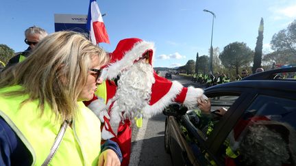 Une manifestation de "gilets jaunes" au péage du Muy (Var), le 1er décembre 2018. (MAXPPP)