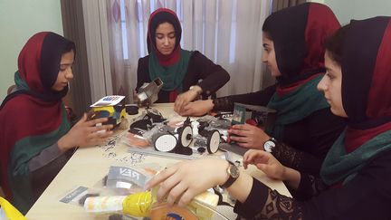 Les six adolescentes afghanes travaillent sur leur robot, le 6 juillet 2017 à Herat (Afghanistan). (AHMAD SEIR / AP / SIPA)