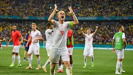 Le capitaine suisse Granit Xhaka exulte après la victoire de la Nati face à l'équipe de France (2-1), lundi 28 juin. (JUSTIN SETTERFIELD / POOL / AFP)