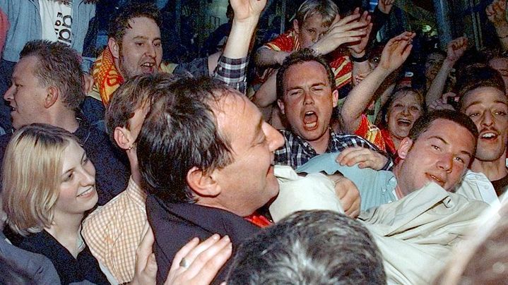 Gervais Martel, port&eacute; en triomphe par les supporters du RC Lens apr&egrave;s le titre de champion de France de Ligue 1, le 9 mai 1998. (OLIVIER MORIN / AFP)