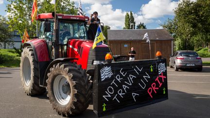 Un agriculteur se pr&eacute;pare &agrave; se rendre &agrave; Paris, le 1er septembre 2015 &agrave; Dol-de-Bretagne (Ille-et-Vilaine). (CITIZENSIDE / GAEL CLOAREC / AFP)