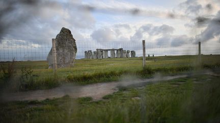 Vue lointaine du site archéologique de Stonehenge, sous protection le 20 juin 2020 pour éviter les rassemblements, et à proximité duquel des recherches ont abouti à une découverte majeure, dans le sud-ouest de l'Angleterre&nbsp; (BEN BIRCHALL / MAXPPP)