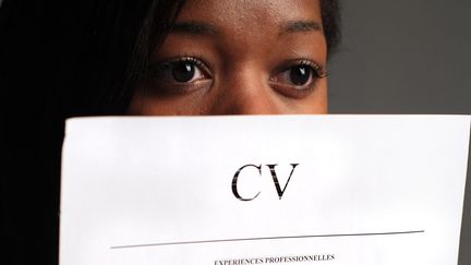 Une femme présente son CV. (PHILIPPE TURPIN / MAXPPP)