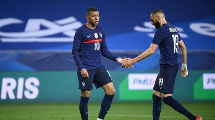 Kylian Mbappé et Karim Benzema à l'Allianz Riviera, le 2 juin 2021 (FRANCK FIFE / AFP)