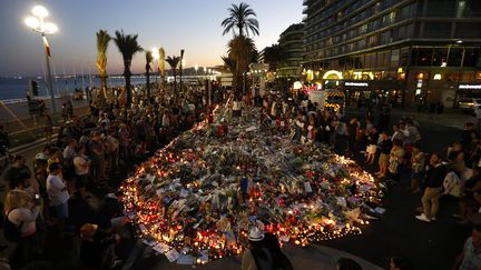 Fleurs et objets déposés en hommage aux victimes de l'attentat de Nice, sur la promenade des Anglais, le 17 juillet 2016. (VALERY HACHE / AFP)