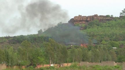 De la fumée s'élève au-dessus du campement Kangaba, un hôtel de luxe prisé des expatriés, le 18 juin 2017, près&nbsp;de Bamako (Mali).&nbsp; (REUTERS)