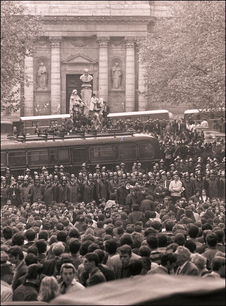 Etudiants et lycéens font face aux CRS, le 10 mai 1968, boulevard Saint-Michel à Paris. (AFP)