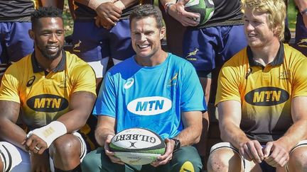 Siya Kolisi, 26 ans, premier capitaine noir de l'équipe sud-africaine de rugby, les Springboks, assis à la droite du nouveau sélectionneur Rassie Erasmus et de Pieter-Steph du Toit, le capitaine pour le premier test-match contre le pays de Galles, le 2 juin 2018.  (Christiaan Kotze / AFP)