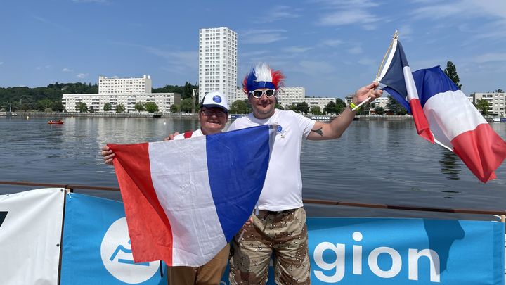 Deux supporters français sont venus soutenir Florent Coqueugniot sur le site de l'aviron, au bord du lac d'Allier, lors des Global Games, le 6 juin 2023. (Clément Mariotti Pons)