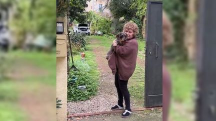 Nathalie craint que Léon, son chien, n'avale l'une de ces "saucisses piégées", lancées dans son jardin de Bergerac, en Dordogne. (FRANCE BLEU / RADIO FRANCE)