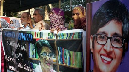 28 avril 2015: manifestation à Karachi après la mort de Sabeen Mahmud, intellectuelle tuée dans une attaque menée par deux hommes armés sur une moto le 24 avril. (Sabir Mazhar / Agence Anadolu)