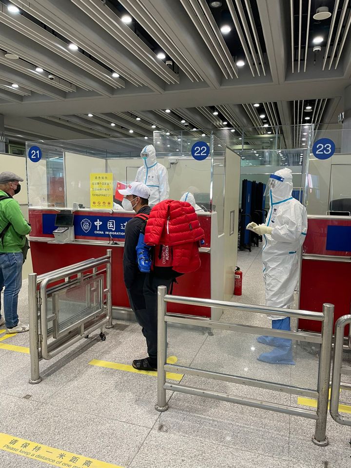 Les blouses blanches intégrales à l'aéroport de Pékin. (Chloé Trespeuch)