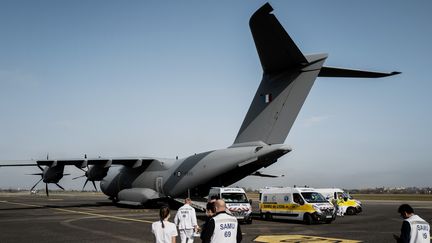 Un avion de l'armée française transporte des patients atteints par le Covid-19 de Lyon vers Paris, le 10 novembre 2020. (JEFF PACHOUD / AFP)