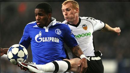 Duel entre Farfan et Mathieu (à droite) (PATRIK STOLLARZ / AFP)