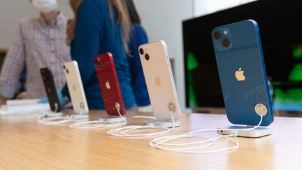 Des iPhone 13 d'Apple dans une boutique de Tokyo, au Japon, le 27 septembre 2021.&nbsp; (STANISLAV KOGIKU / APA-PICTUREDESK / AFP)