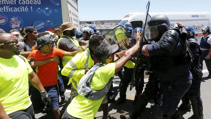 Des CRS chargent les manifestants à la Réunion.&nbsp; (DAVID CHANE / MAXPPP)